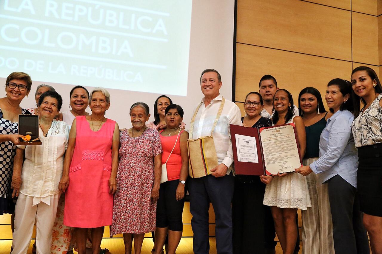 El senador y presidente del Senado, Ernesto Macías, junto a todos los exaltados en el municipio de Garzón.